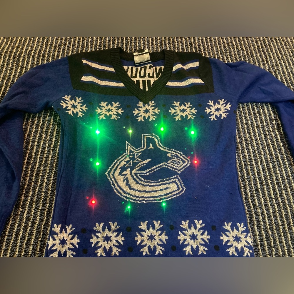 Vancouver Canucks Light Up Women Small XMAS Christmas Holiday UGLY Sweater